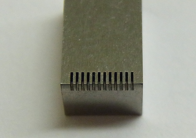 微細形彫放電加工（凸0.2㎜×凹0.2㎜×深さ1㎜）