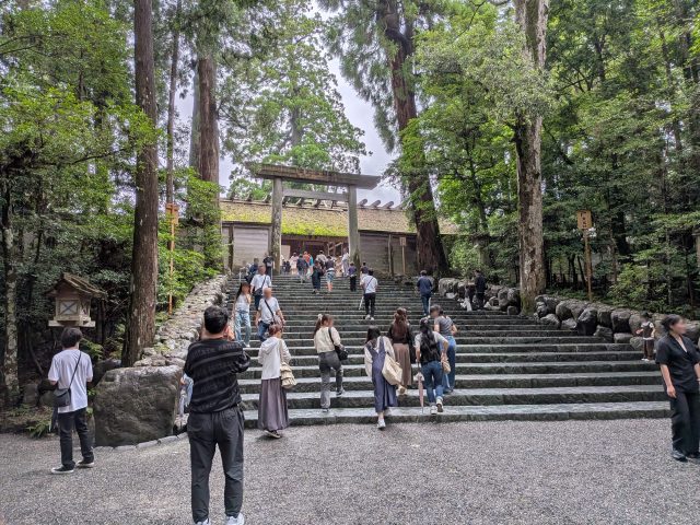 雨男、伊勢神宮では神様に気を遣われる。